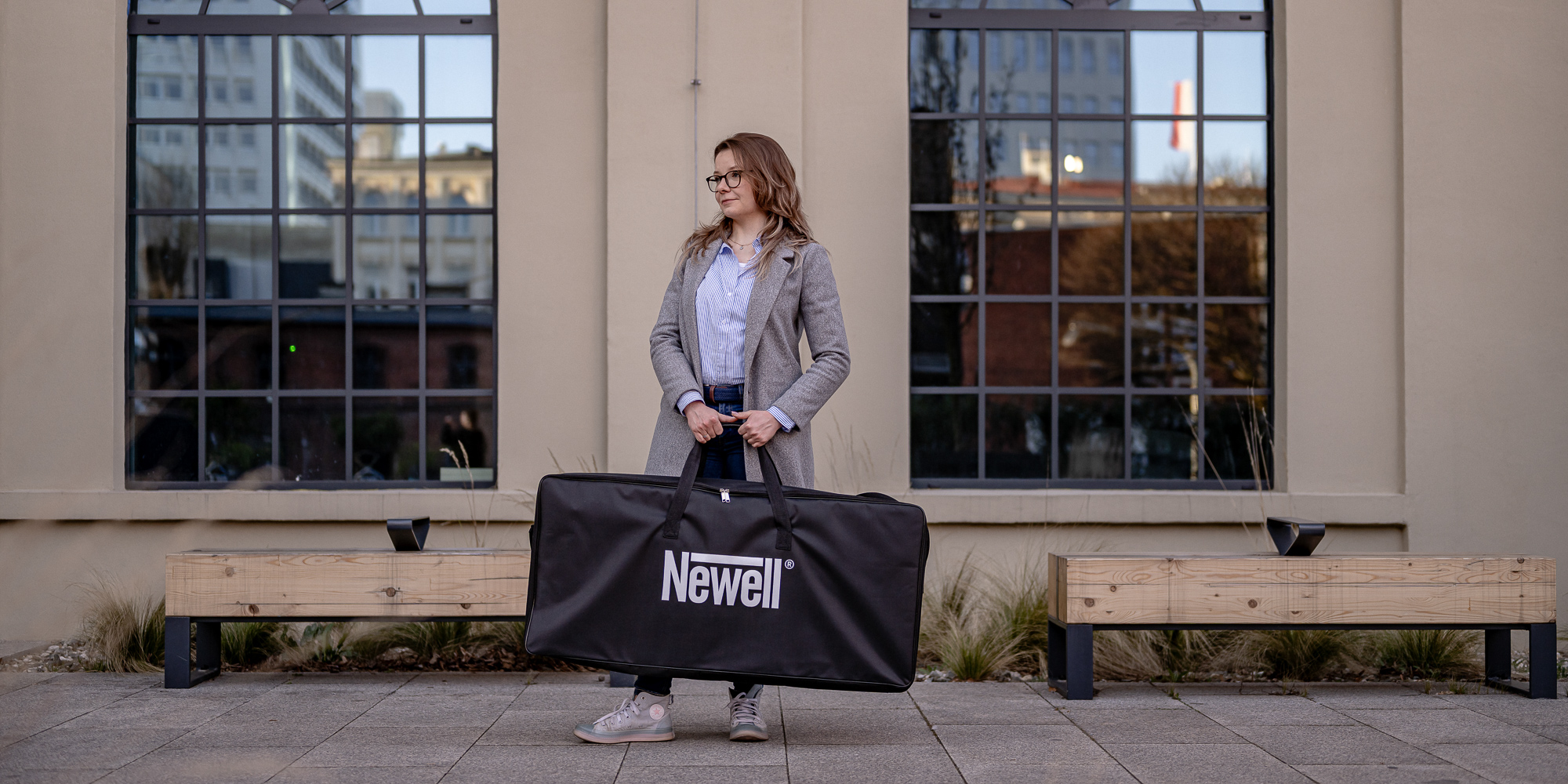 Zestaw Newell lampa LED Air Artha i statyw oświetleniowy Talos